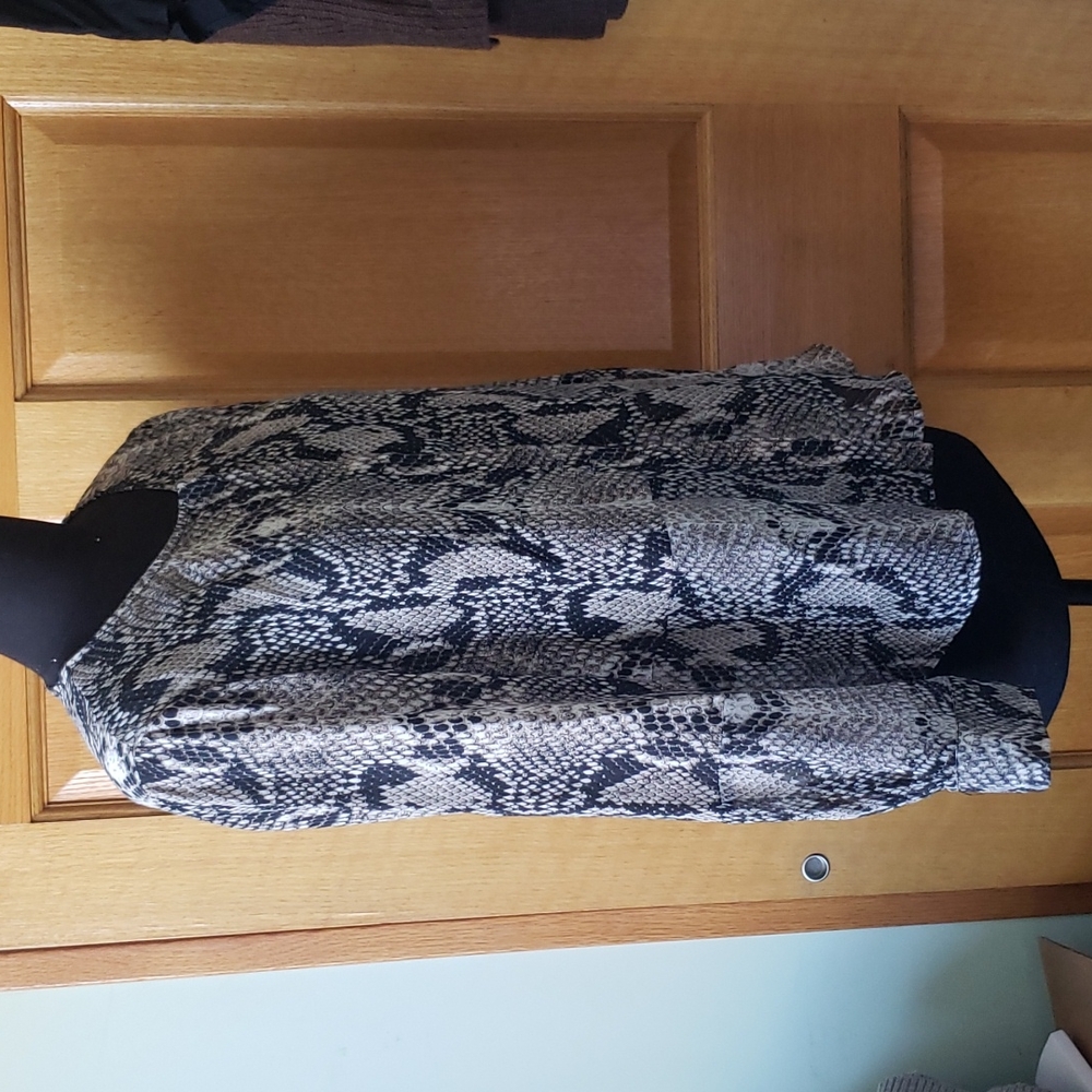 Ro & De Python Print Blouse - Picture 8 of 9